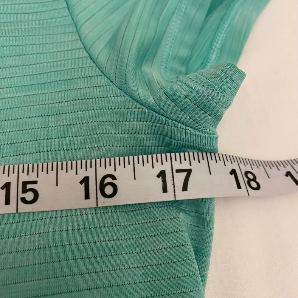 Women's Athleta Size Medium Round Neck Green Workout Short Sleeve T-Shirt Gym